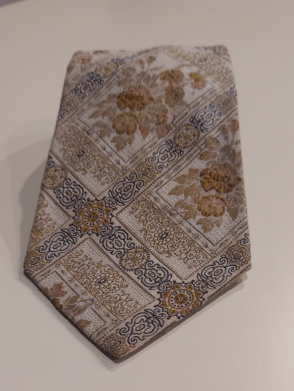 Vintage Qiana Classic Floral Pattern Men's Tie in Beige and Gold